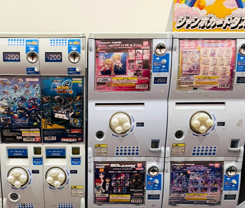 現代のジャンボカードダスおよびカードダス自販機